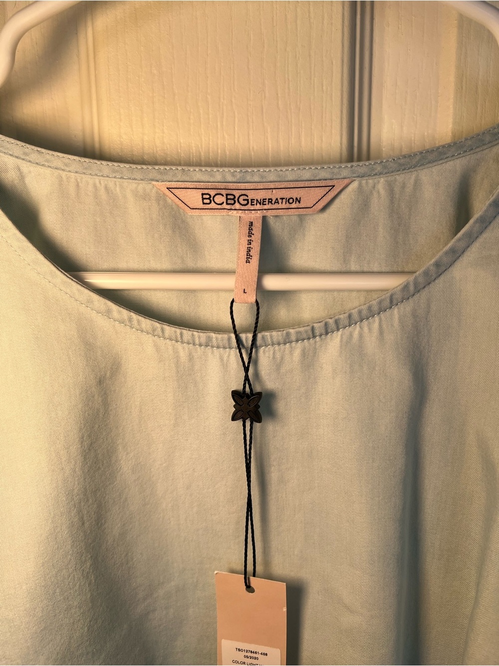 NWT BCBGeneration Light Wash Chambray Flutter Sleeve Top Size L - Picture 2 of 8